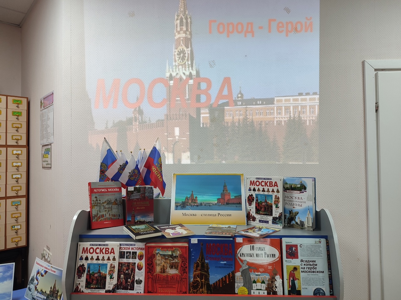 Дорогая моя столица, золотая моя Москва.